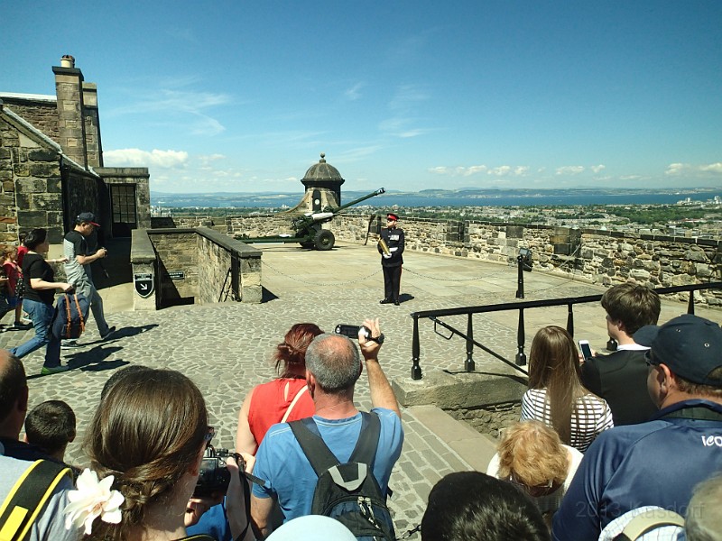 2014 Edinburgh 2014-07-09 113.JPG - He holds the shell casing for getting pictures.